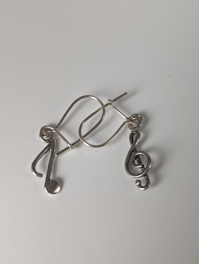 Pendientes colgantes con diseño de caballo plateado y nota musical