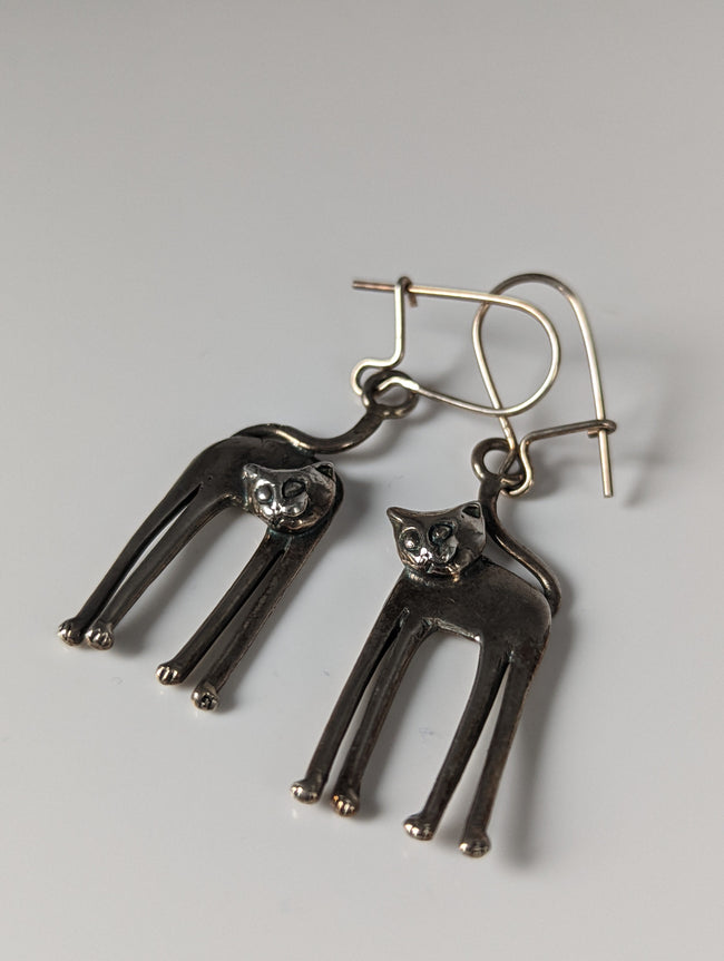 Pendientes colgantes largos de gato plateado