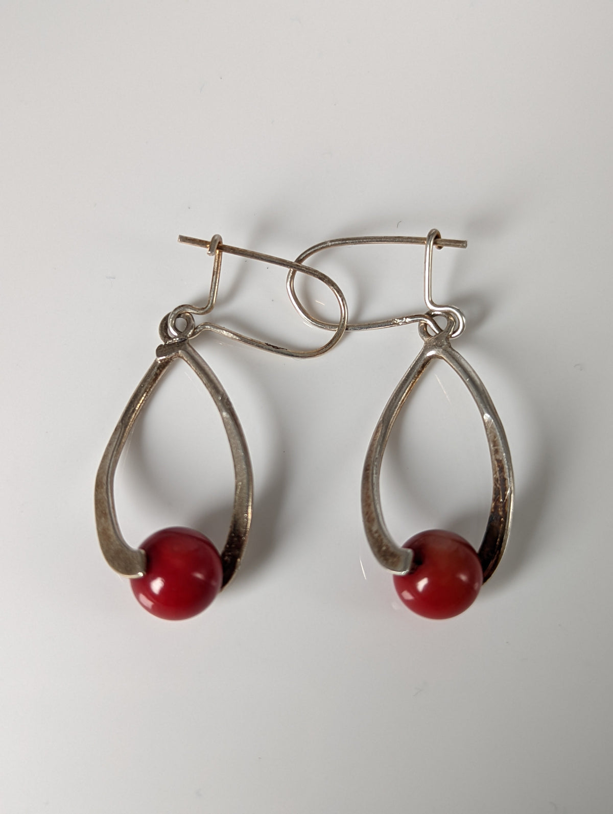 Ohrhänger „Silbernes Ross mit roter Perle“