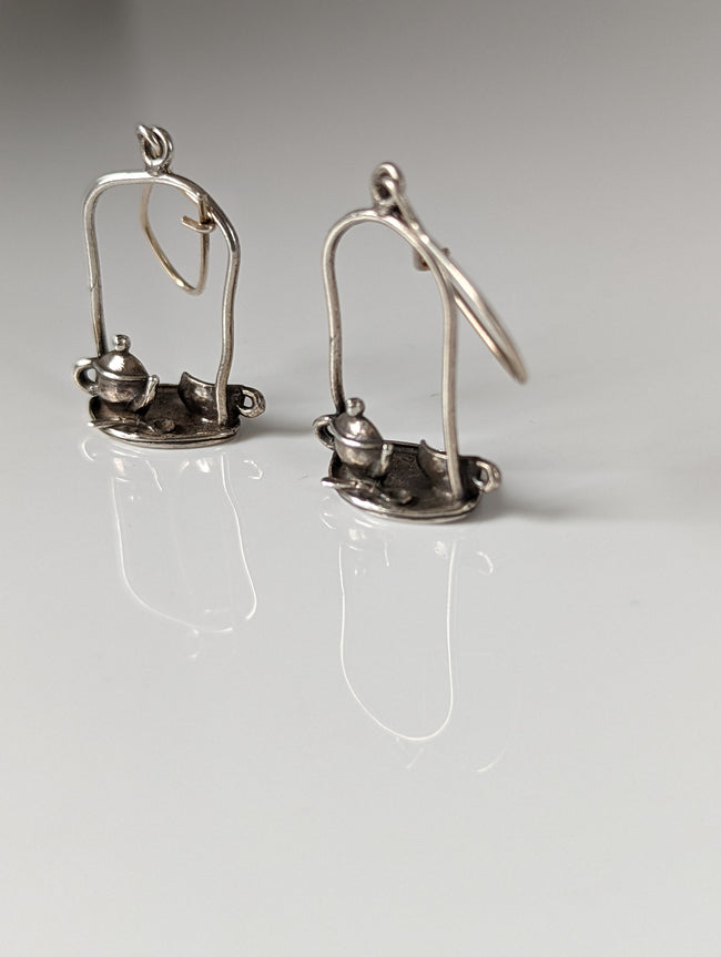 Pendientes colgantes de plata con diseño de caballito de balancín y tetera