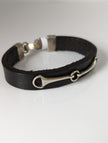 Silbernes Steigbügel Lederarmband mit silbernem Knebelverschluss