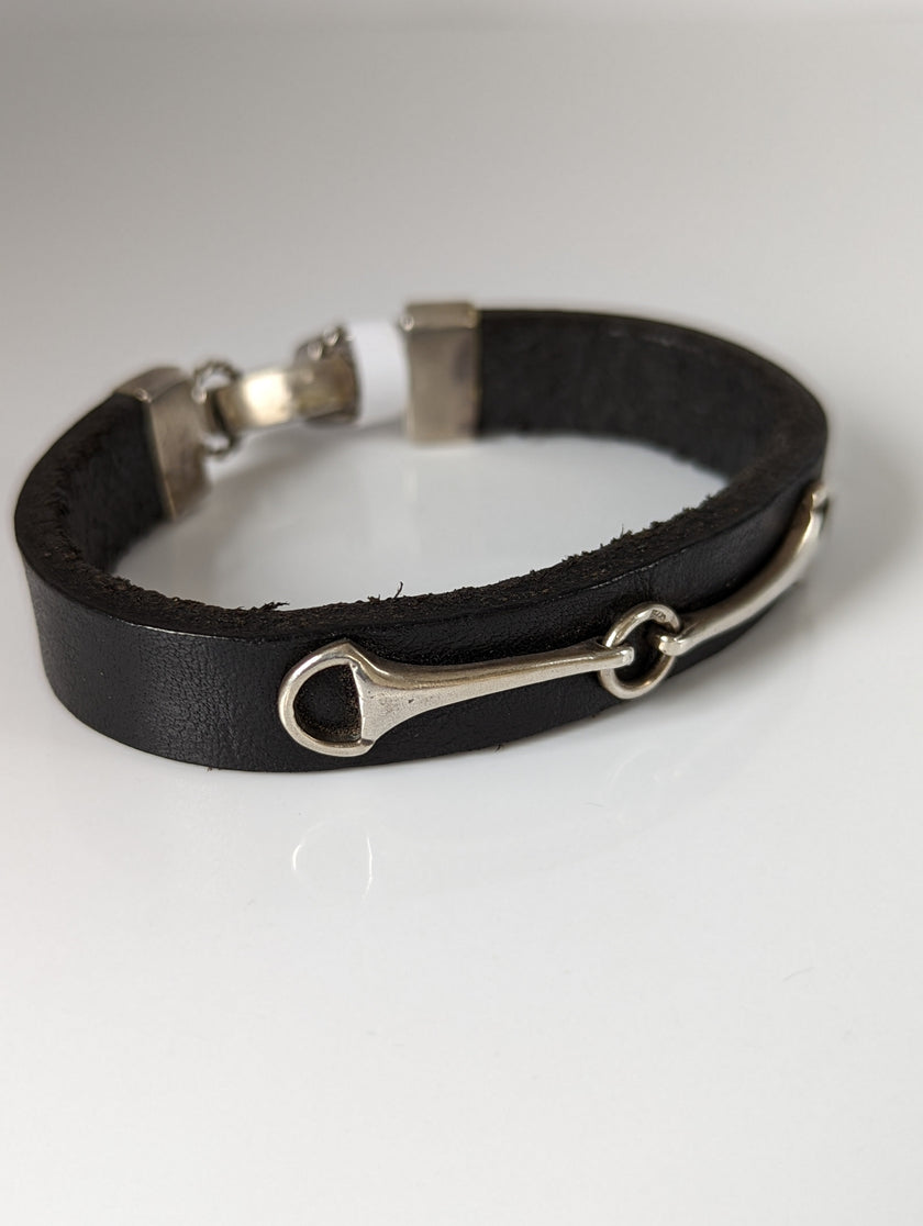 Silbernes Steigbügel Lederarmband mit silbernem Knebelverschluss
