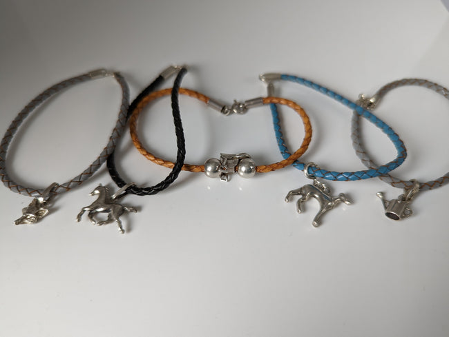 Bracciale con cordino in pelle e ciondoli assortiti Silver Steed