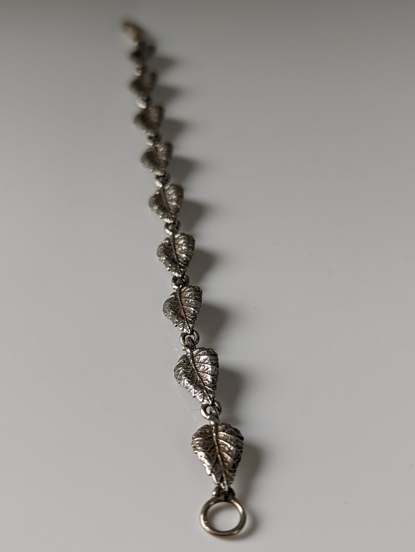 Pulsera de plata con diseño de caballo plateado y hojas detalladas