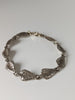 Pulsera de plata con diseño de caballo plateado y hojas detalladas