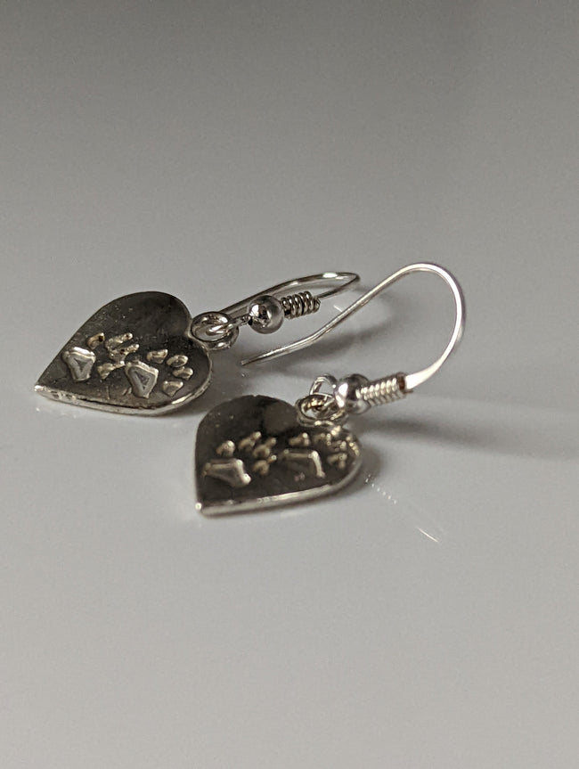 Pendientes plateados con corazón y patas de caballo de Plata