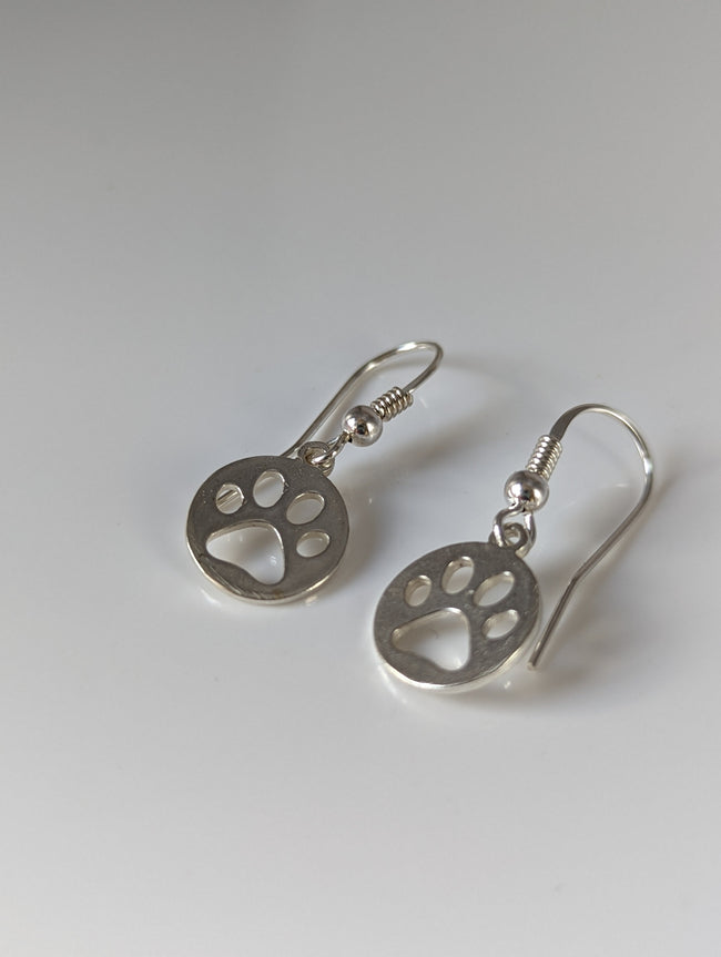 Pendientes plateados con huella de pata redonda Silver Steed