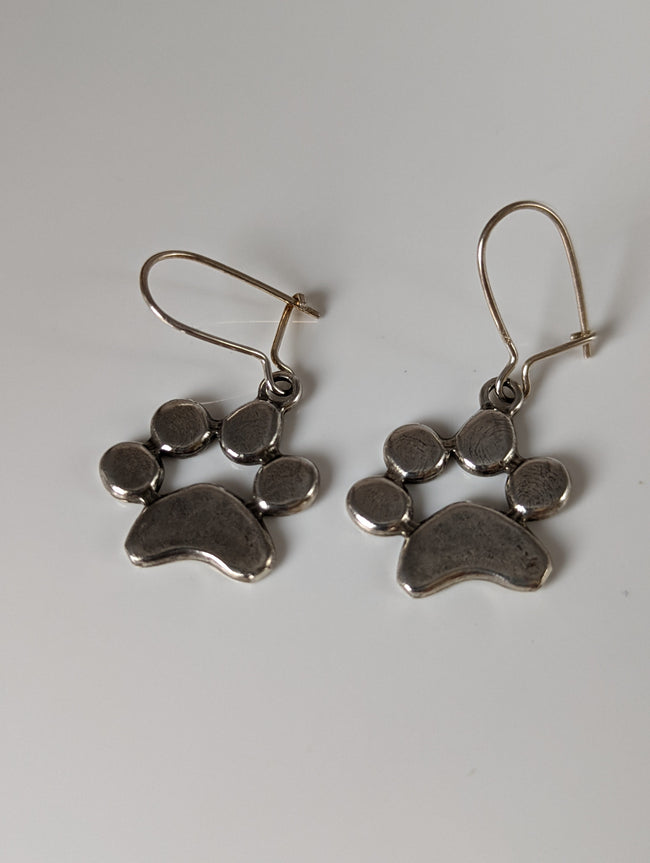 Aretes colgantes plateados de huella de caballo plateada