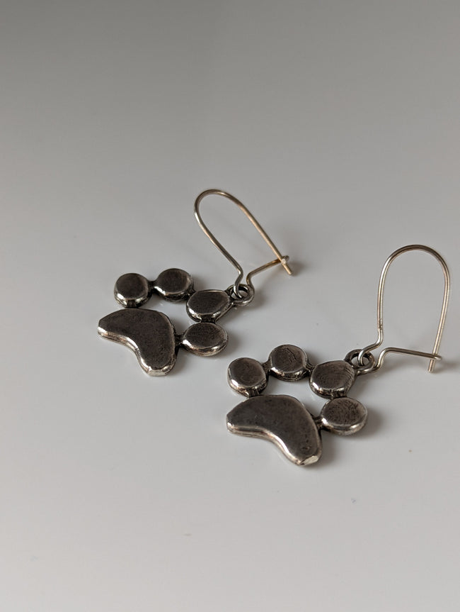 Aretes colgantes plateados de huella de caballo plateada