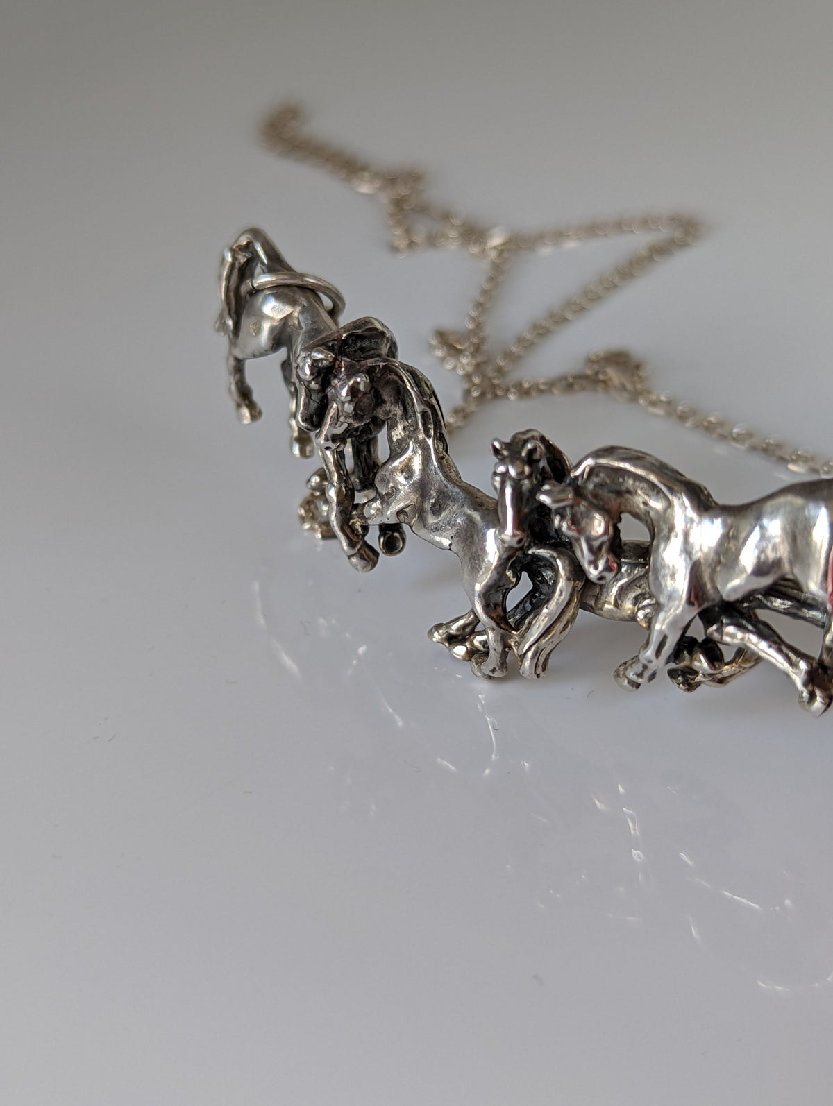 Collar con rebaño de corceles plateados