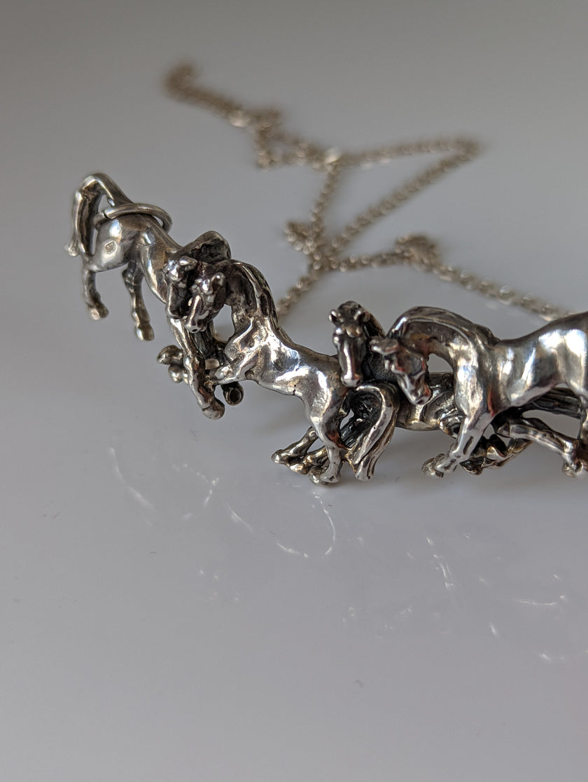 Collar con rebaño de corceles plateados