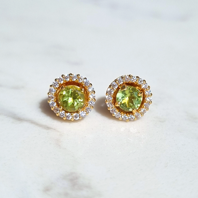 Pendientes de peridoto con halo y chaquetas de plata vermeil de oro de 18k