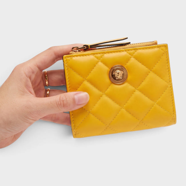 Portefeuille matelassé Medusa jaune moutarde