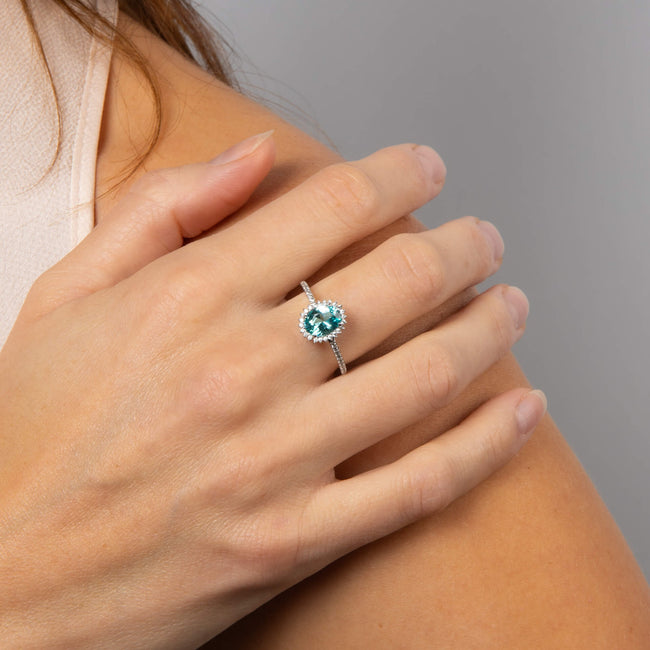Diamonfire Ring mit ovalem Zirkonia und Pavé-Fassung
