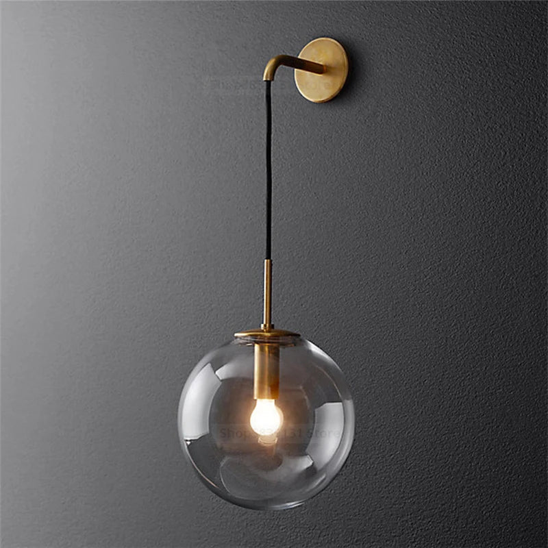 Sizzle Wandlampe mit Glaskugel im Mid-Century-Stil – Bernstein/Rauch/Klar