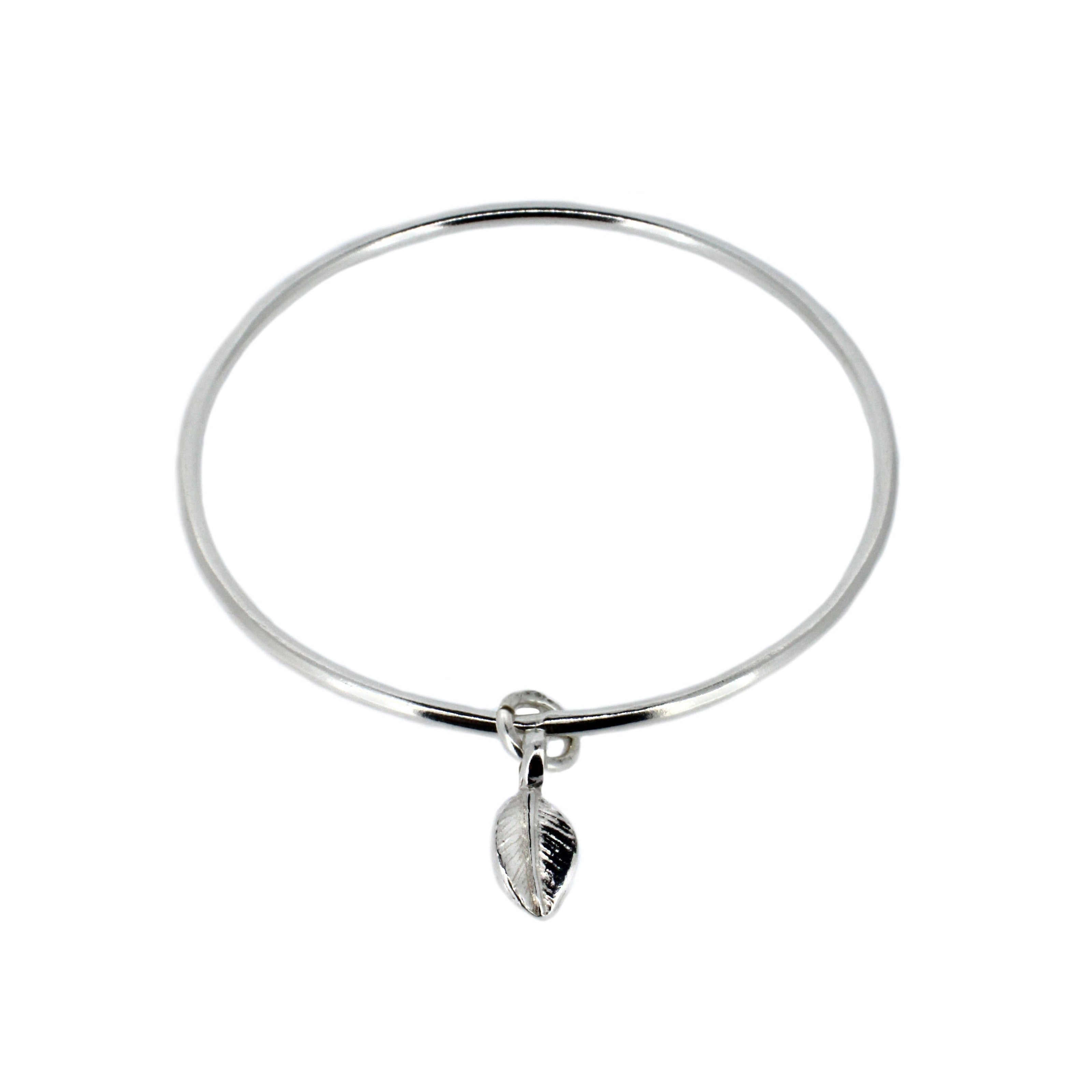 Brazalete con dije de hoja