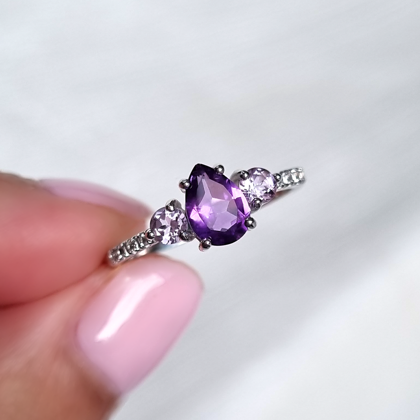 Amethyst- und Lavendelamethystring aus Sterlingsilber