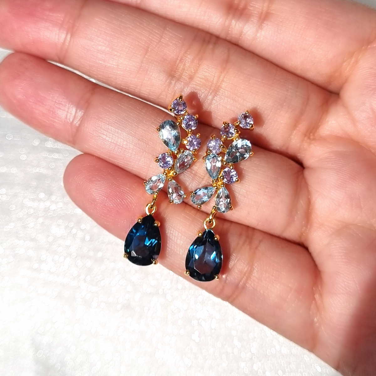 Ohrhänger mit blauem Edelstein in 18 Karat Gold Vermeil