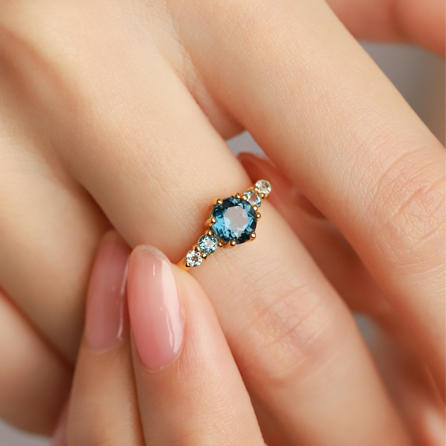 Ombre-Blautopas-Fünfsteinring aus 18k Gold Vermeil