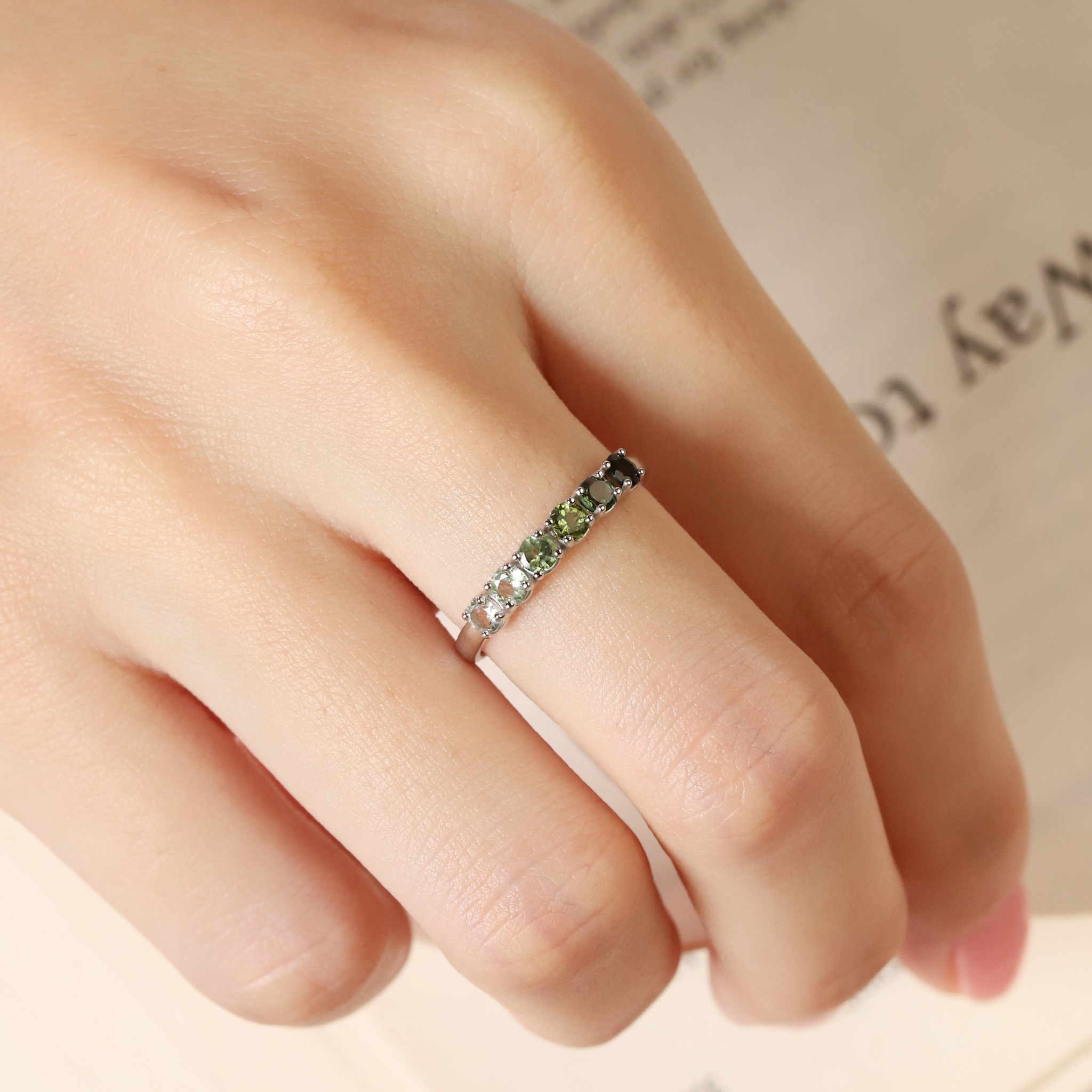 Ombre-Grüner Turmalin-Eternity-Ring aus Sterlingsilber