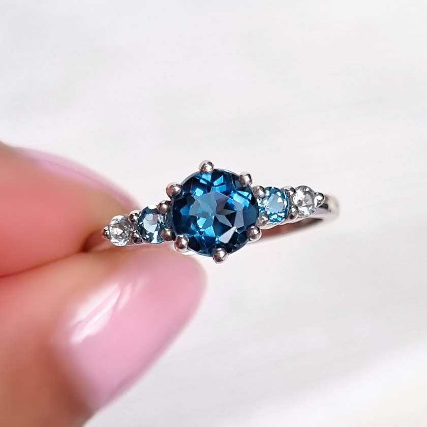 Ombre blauer Topas Fünf-Stein-Ring aus Sterlingsilber