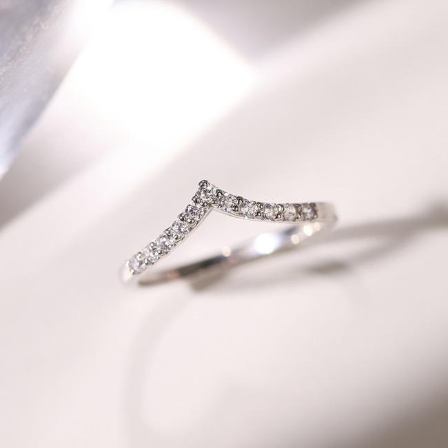 Anillo de eternidad curvado Wishbone en plata de ley