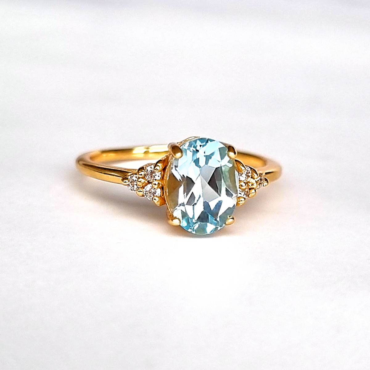 Himmelblauer Topasring in 18 Karat Goldvermeil