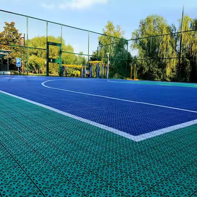 Padel-Court-System mit Spielfeldmarkierungen