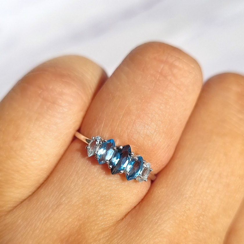 Ring mit Ombré-Blautopas in Sterlingsilber