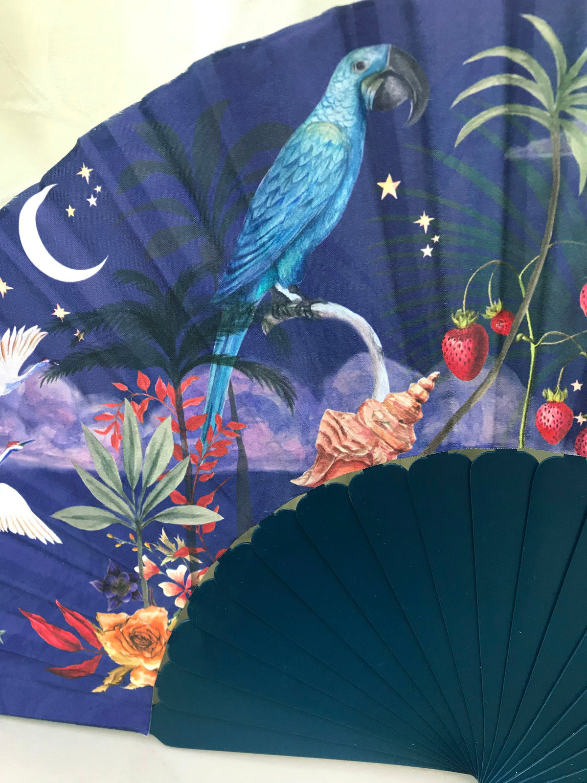 Abanico de seda maravilloso con lujosa borla dorada, parte de la colección Mysa