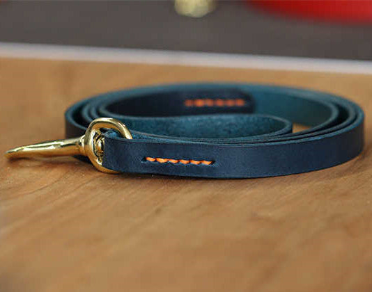 Correa de tracción para mascotas de cuero rojo, azul y verde