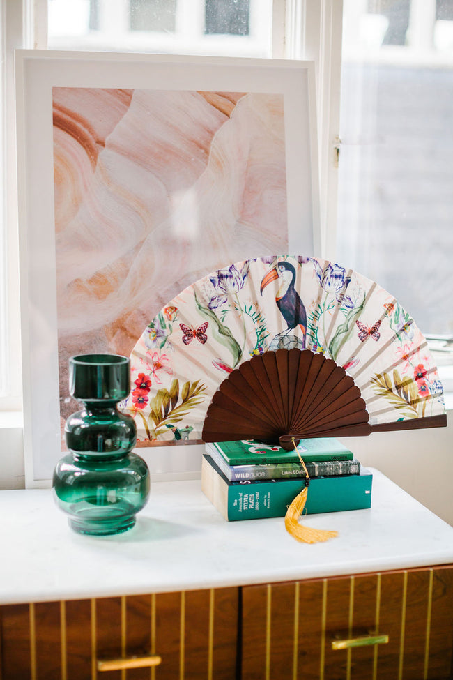 Florale zijden waaier met toekanontwerp en luxe gouden kwast, onderdeel van de Mysa Collectie
