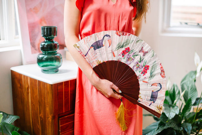 Florale zijden waaier met toekanontwerp en luxe gouden kwast, onderdeel van de Mysa Collectie
