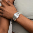 Brazalete rígido con diseño de disco martillado Beginnings