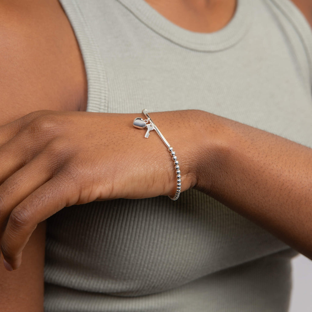 Beginnings Stretch-Armband mit Herz- und Schlüsselanhängern