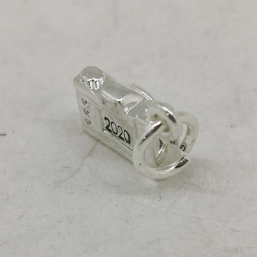 Amuleto de Plata Personalizado con Cámara Antigua