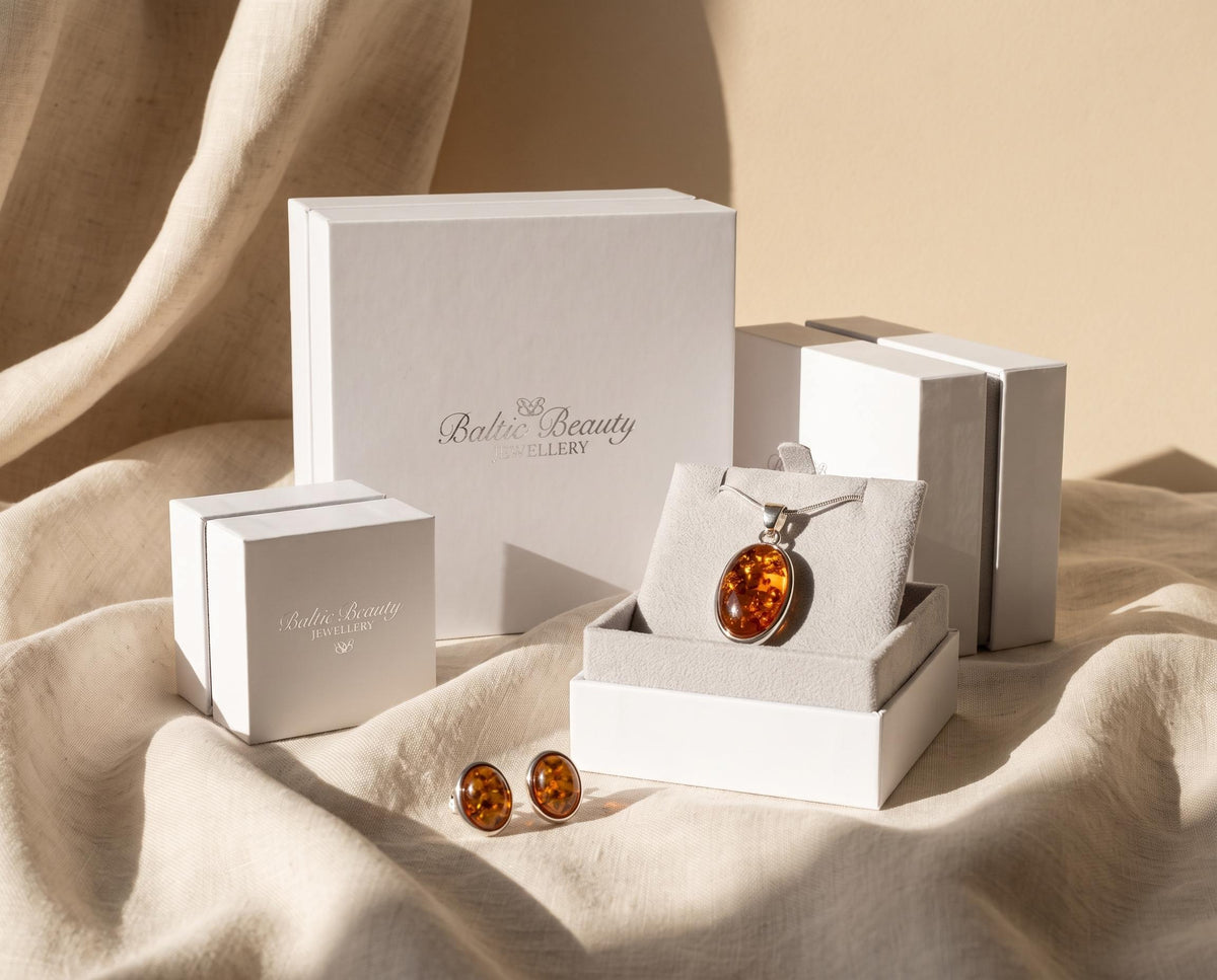 Kühner grüner Bernstein-Armreif
