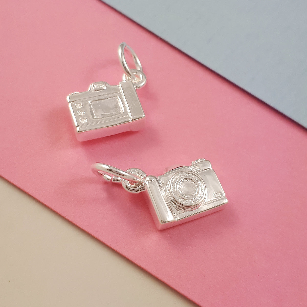 Amuleto de Plata Personalizado con Cámara Antigua