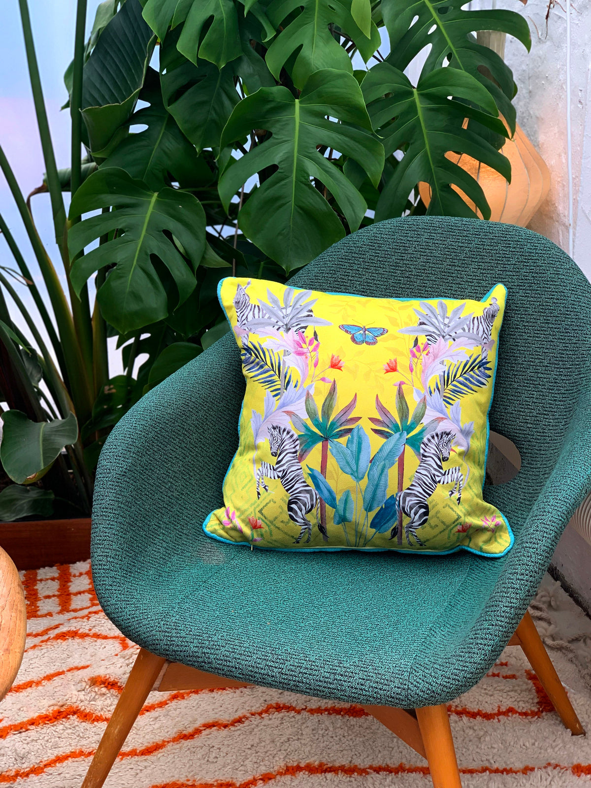 Cojín de arte en acuarela color amarillo cítrico vibrante, diseño de cebra 'Stallion' de doble cara, hecho de ante apto para veganos