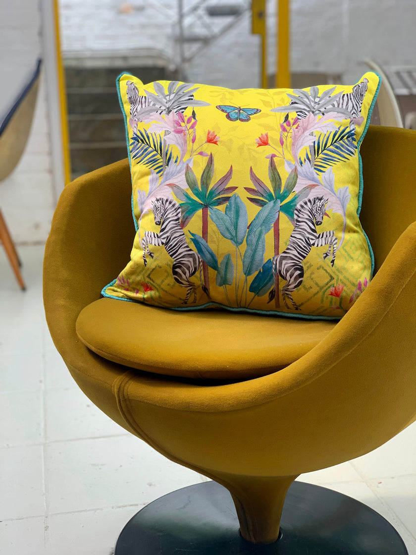 Cojín de arte en acuarela color amarillo cítrico vibrante, diseño de cebra 'Stallion' de doble cara, hecho de ante apto para veganos