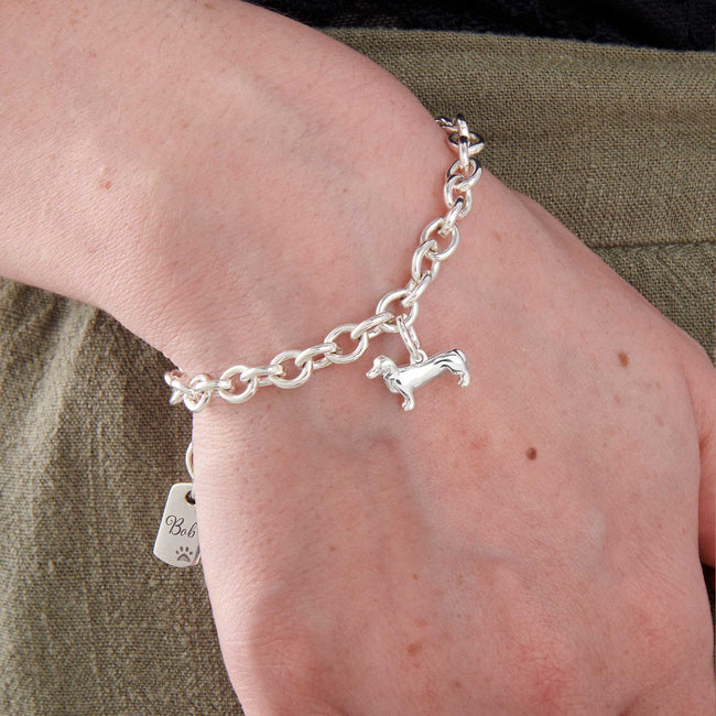 Pulsera con dije de perro salchicha plateado