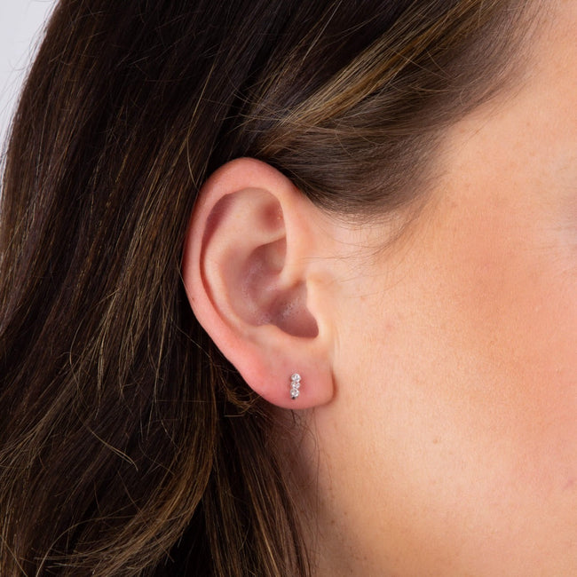 Pendientes de botón Beginnings con tres circonitas cúbicas colgantes