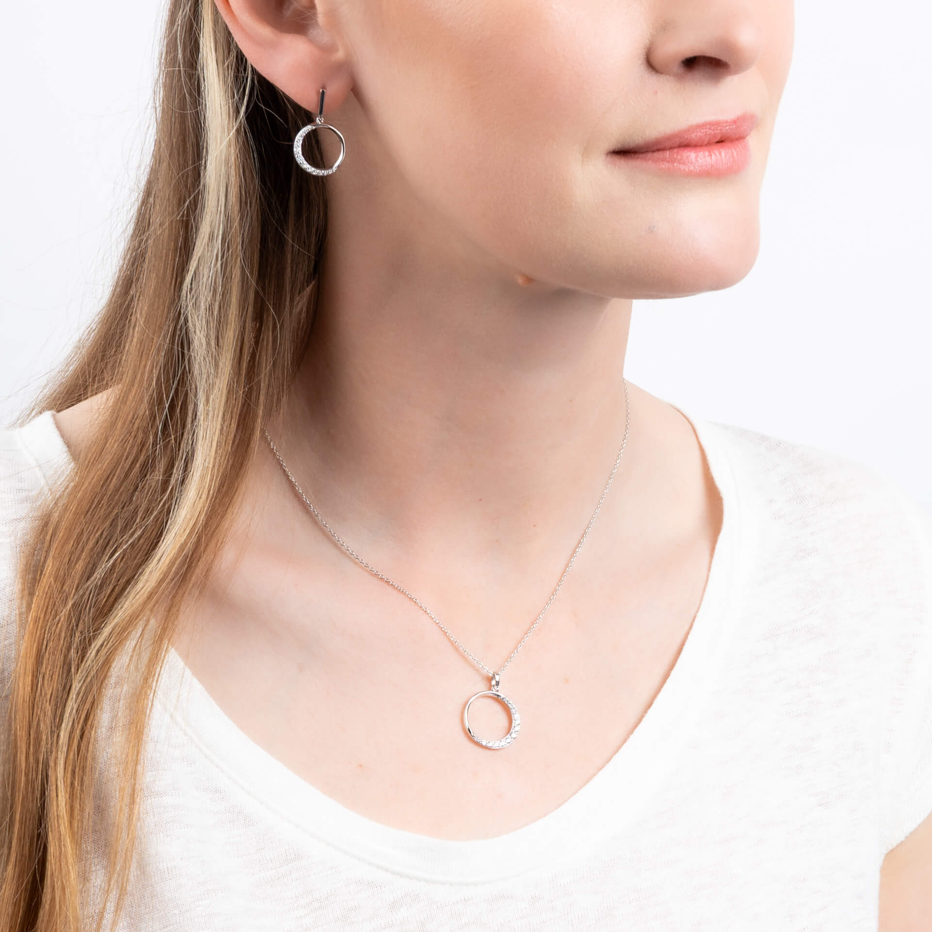 Diamonfire Halskette Offener Kreis mit halber Pavé-Fassung