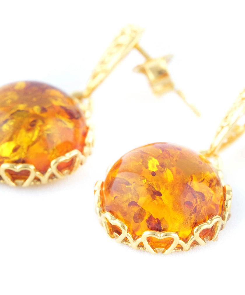 Pendientes colgantes de ámbar con detalle floral dorado