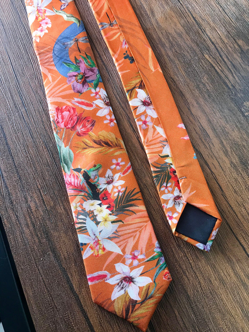 Corbata de seda color naranja óxido, estampado de pradera tropical 'Eden'