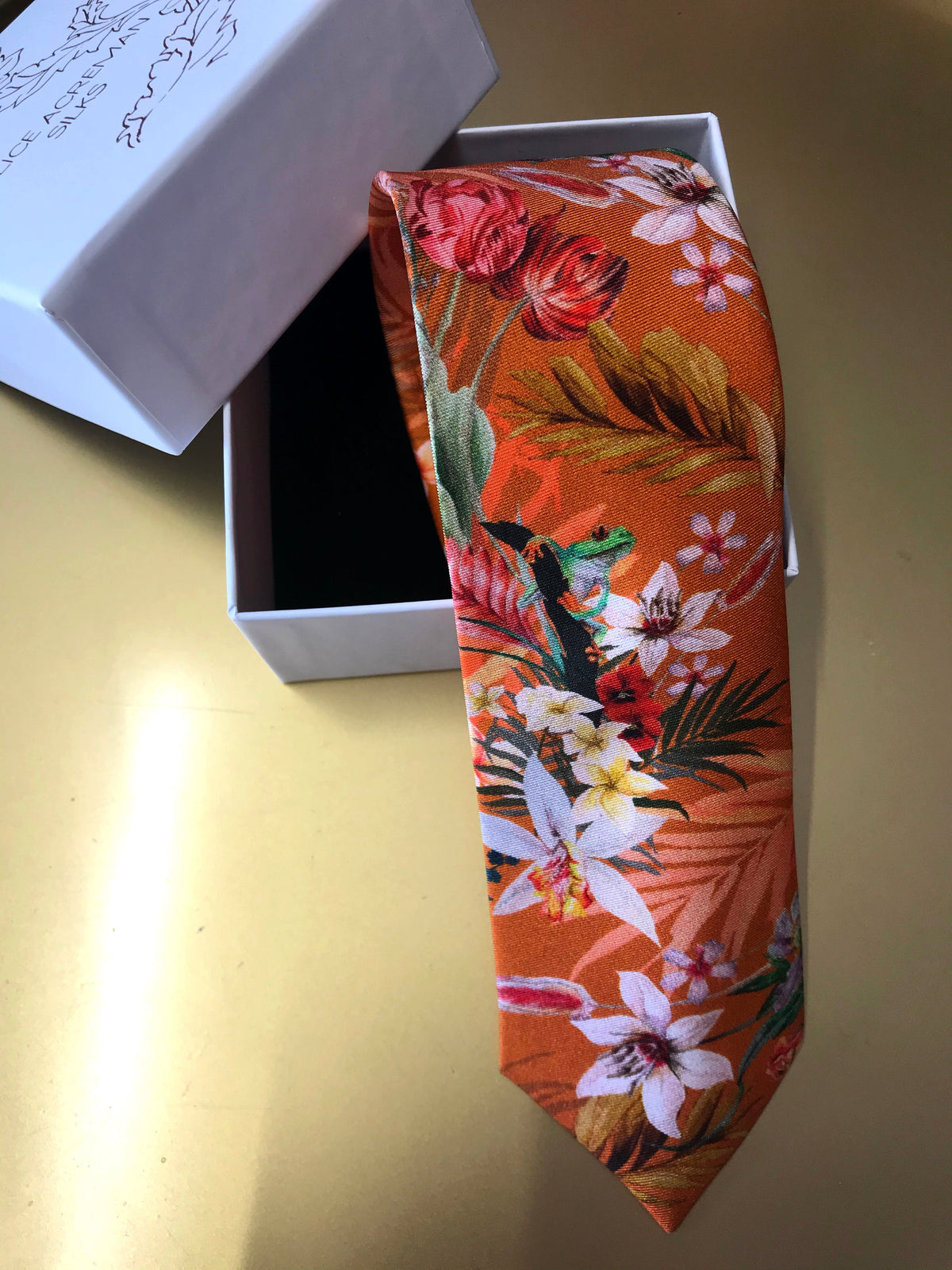 Corbata de seda color naranja óxido, estampado de pradera tropical 'Eden'