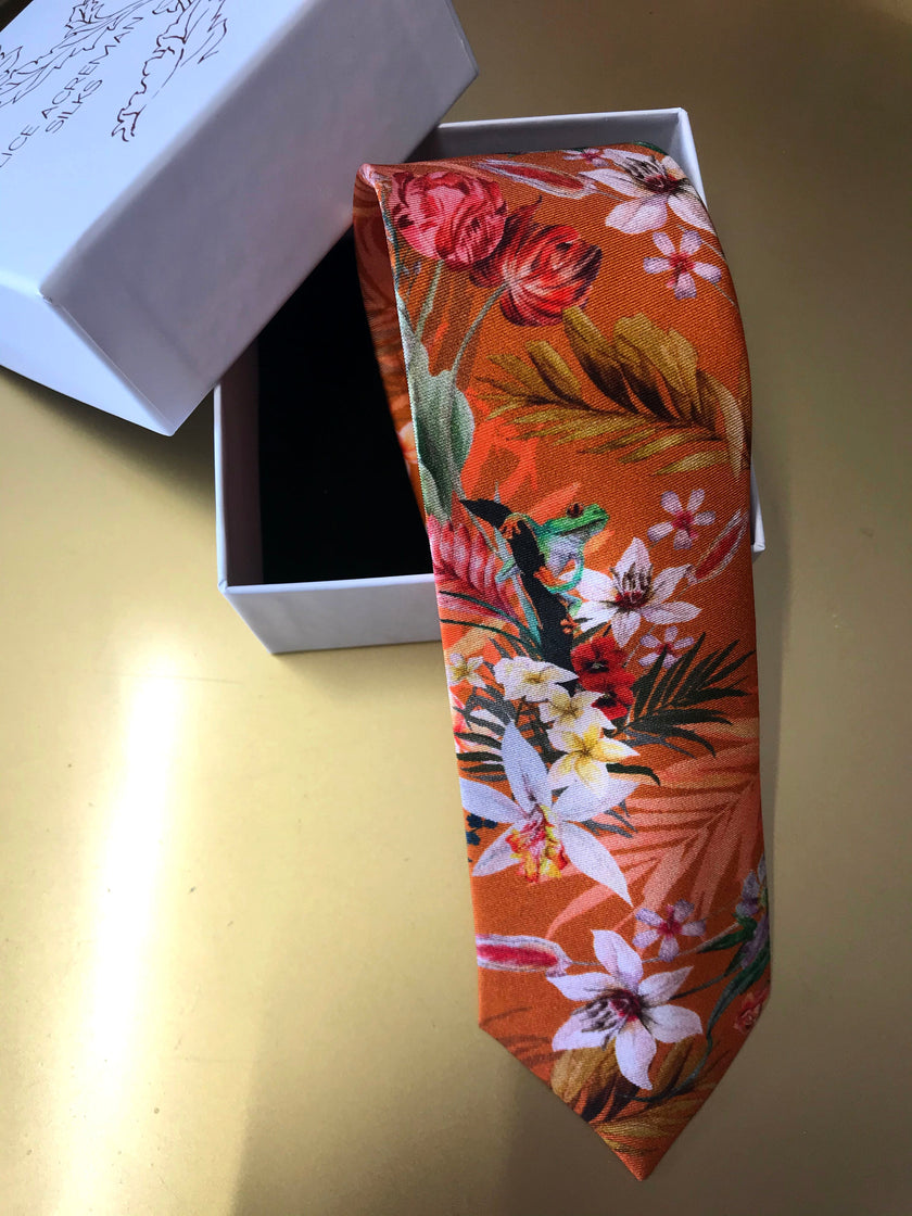Corbata de seda color naranja óxido, estampado de pradera tropical 'Eden'