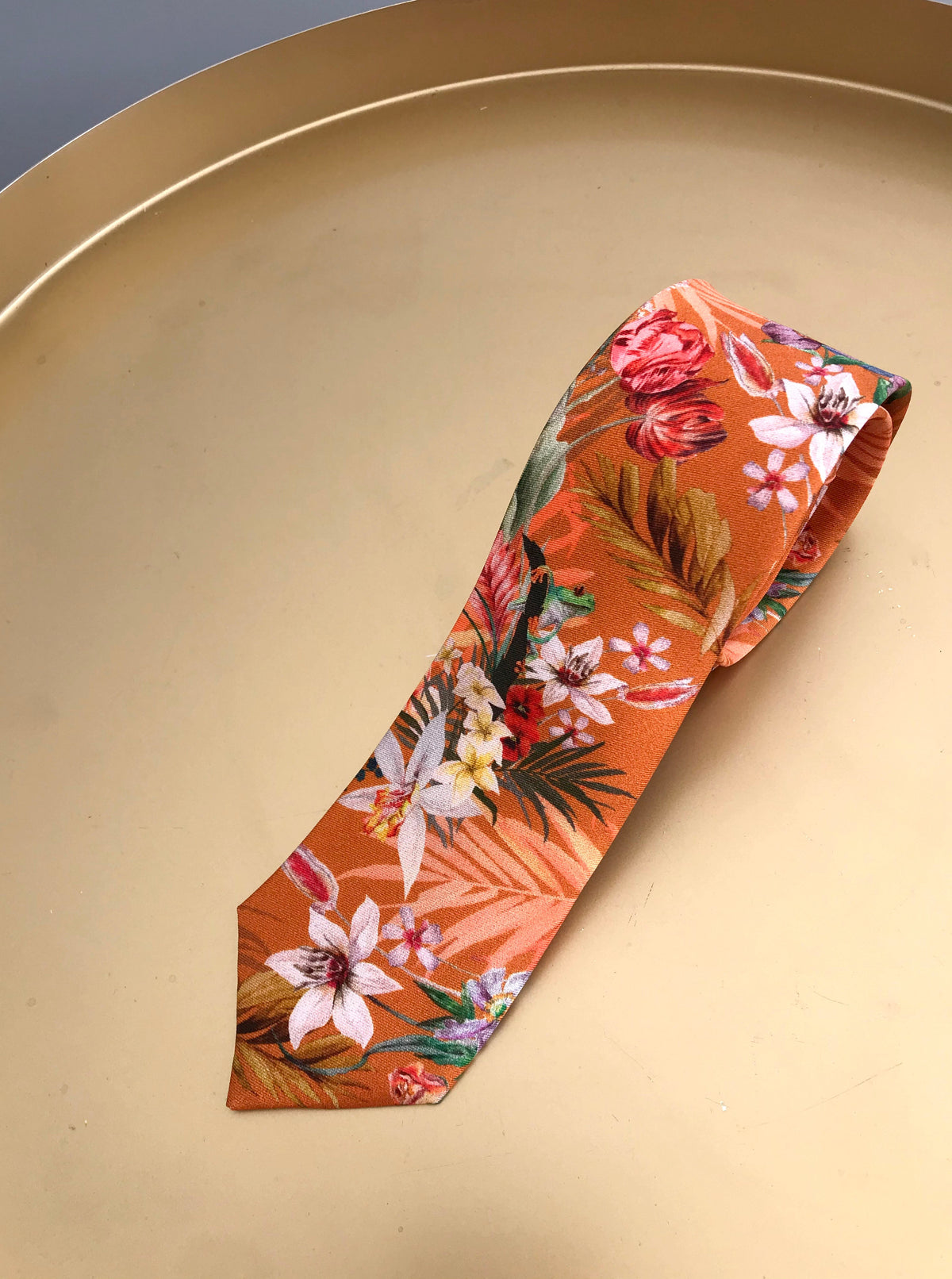 Corbata de seda color naranja óxido, estampado de pradera tropical 'Eden'