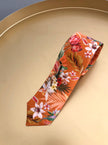 Corbata de seda color naranja óxido, estampado de pradera tropical 'Eden'