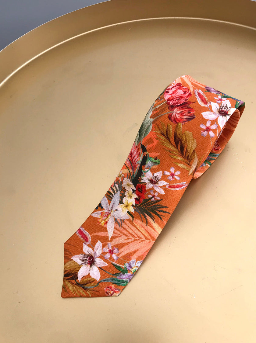 Corbata de seda color naranja óxido, estampado de pradera tropical 'Eden'